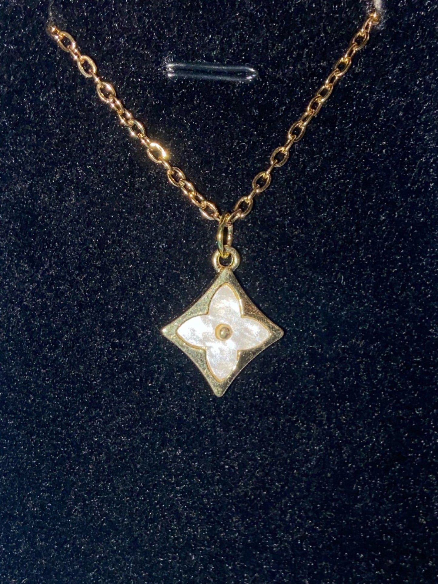 Luxury Diamond Shape Clover Pendant Necklace